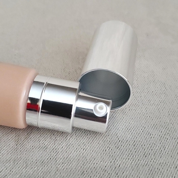 🆕️IT Natural Matte Color Correcting Pore Refining Full Coverage Cream (FAIR LT) - Picture 2 of 6